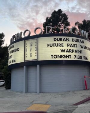 Jennifer Lindberg Instagram - LAST NIGHT WAS WILD. 
my gosh ♥️🌺♥️
so many feelings of the good stuff. thank you!!! forever grateful! 
 @duranduran 

📷 @beckyfink
