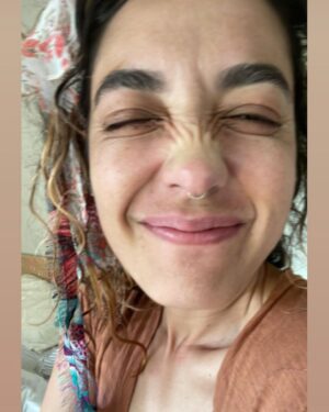 Jennifer Lindberg Instagram - 41 and feelin feeeeeelin the love. 
♥️🌺♥️🌺♥️