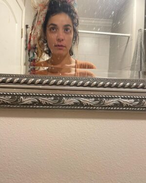 Jennifer Lindberg Instagram - 41 and feelin feeeeeelin the love. 
♥️🌺♥️🌺♥️