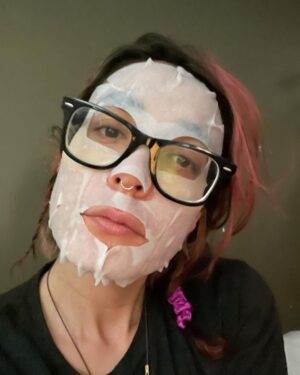 Jennifer Lindberg Instagram - Not sure why, but kinda feeling this get up.. like…I would totally go to party like this .. 
Which would be never cause those don’t happen anymore. 

Anyhoo…
Just another fascinating post. 
W content not to be missed. 

Happy Friday pumpkins. 
🌺