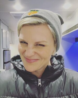 Jennifer Robertson Instagram - That’s a wrap for Ellen Baker on S2 @gngbts  Love this cast and crew so much.
