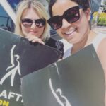 Jennifer Robertson Instagram - On the picket lines with good friend, IATSE member @somuchglitter Flying home tomorrow. It has been an honour to walk with you @sagaftra and @wgastrikeunite I will continue to send my support from Canada. Stay strong friends. ❤️ Netflix