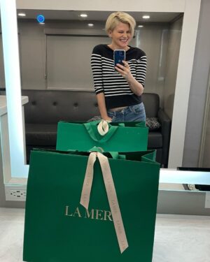 Jennifer Robertson Instagram - Just a gal at work on a chilly Monday, grinning from ear to ear because there’s a big green bag in my trailer. Thank u @lamer 💚