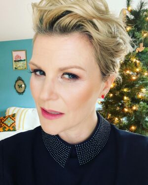 Jennifer Robertson Instagram - Sometimes there are little angels in the world who are willing to come to your house at 5am to doll you up for press junkets. Thank you SO much @fayesmithmakeup 😇 
#singlealltheway 🏳️‍🌈 🎄🥰