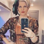 Jennifer Robertson Instagram - When it’s Saturday night but all you wanna do is stay home and wear soft pants.