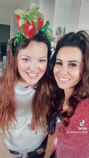 Jennifer Walcott Instagram - Thank you, Ilaria , for organizing this amazing event! 🌹 I’m excited to add ‘florist’ to my résumé. 🌷Thank you to the @theazflowergarage for supplying us with the most beautiful flowers and expert advice on arranging them. 🌼 My Christmas table is going to look absolutely stunning with this piece! 🎄✨