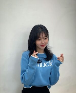 Jeon Hye-won Instagram - 💙
.
.
.
메컵 - @jennyhouse_ssung 
헤어 - @jennyhouse_su.ubeen