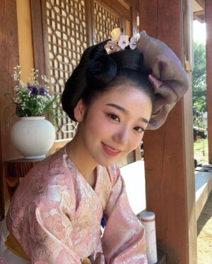 Jeon Hye-won Instagram - 드라마 [환혼] 으로 짧게 인사드려요 
환혼 화이티이잉💙