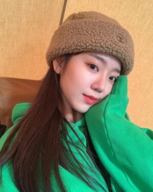 Jeon Hye-won Instagram - 즐거운 설 보내세요🖤