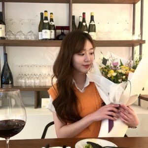 Jeon Hye-won Instagram - 윰언니 꽃선물🌷
음식 와인 진짜 진짜 미친맛....
#르자당도산