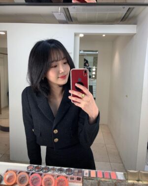 Jeon Hye-won Instagram - 🖤
.

.

.
M. @jennyhouse_ssung 
H. @jennyhouse_su.ubeen 
S. @leewengmii