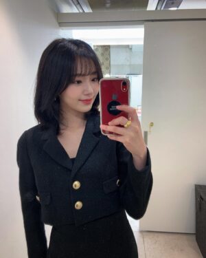 Jeon Hye-won Instagram - 🖤
.

.

.
M. @jennyhouse_ssung 
H. @jennyhouse_su.ubeen 
S. @leewengmii
