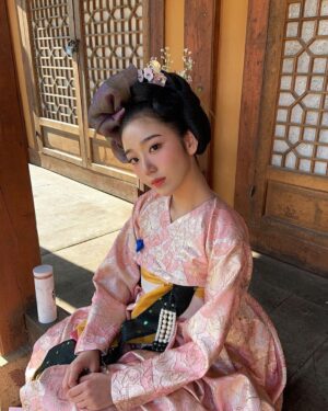 Jeon Hye-won Instagram - 드라마 [환혼] 으로 짧게 인사드려요 
환혼 화이티이잉💙