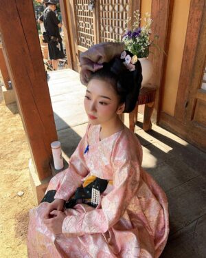 Jeon Hye-won Instagram - 드라마 [환혼] 으로 짧게 인사드려요 
환혼 화이티이잉💙