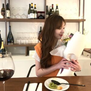 Jeon Hye-won Instagram - 윰언니 꽃선물🌷
음식 와인 진짜 진짜 미친맛....
#르자당도산