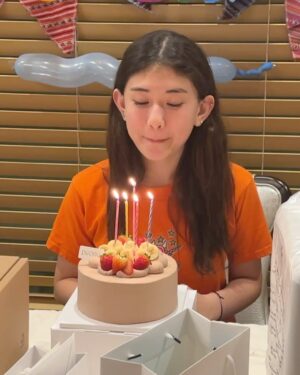 Jeon So-mi Instagram - Happy Birthday @evelyndouma 🤍
너의 중2병을 응원해 동생아🤍