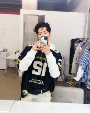 Jeong Si-hyun Instagram - #maps #behind