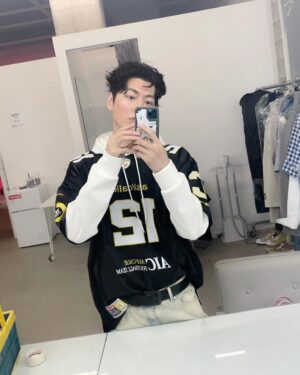 Jeong Si-hyun Instagram - #maps #behind