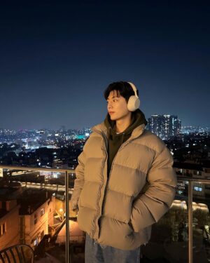 Jeong Si-hyun Instagram - @sonykorea
#ad#제품제공 
2022년의 마지막날. 잘 마무리하고 계신가요? 소니 WH1000XM5와 함께 좋은 음악 들으시면서 마무리 하시고 즐거운 2023년을 맞이하는 건 어떨까요? 모두 2022년 고생 많으셨습니다 😍
#겨울의완성#WH1000XM5#몰입의즐거움