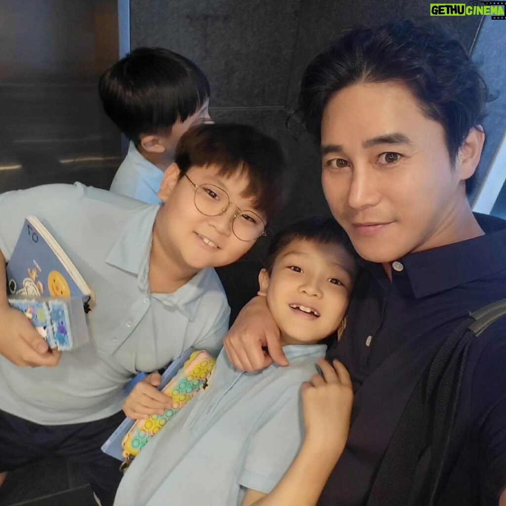 Jeong Tae-woo Instagram - 너희들은 방학이라 좋겠다 😘 한학기동안 우리 아이들 잘 지도해주시고 돌봐주신 선생님들 수고 많으셨습니다. 방학동안은 부모들이 잘 한번 챙겨보겠습니다. 😅 #커버넌트스쿨 #다음세대 #방학예배