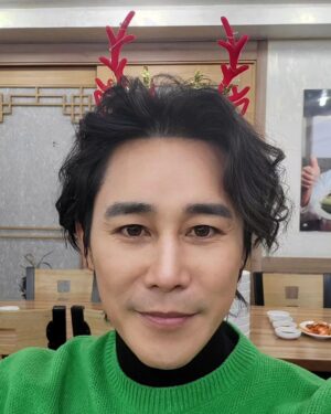 Jeong Tae-woo Instagram - 푸른 나비들 때문에
2023년 성탄절이 아주 행복했다고 한다.

장애를 가진 친구들과의 작업에서
그들의 열정과 성실함에 많이 배우고
느끼는 바가 참 많았던 연말을 보냈습니다.

🎼 꿈이아냐 모두가 함께하는 세상은...🎶

#푸른나비의숲 #베리어프리
