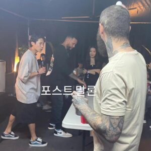 Jeong Tae-woo Instagram - @postmalone 

한국 첫방문 환영해 🤩
한국에서의 첫공연 축하해 🤗
진짜 노래 기가 막히다~~🎸

#포스트말론 #첫내한공연
#감사합니다 #짠