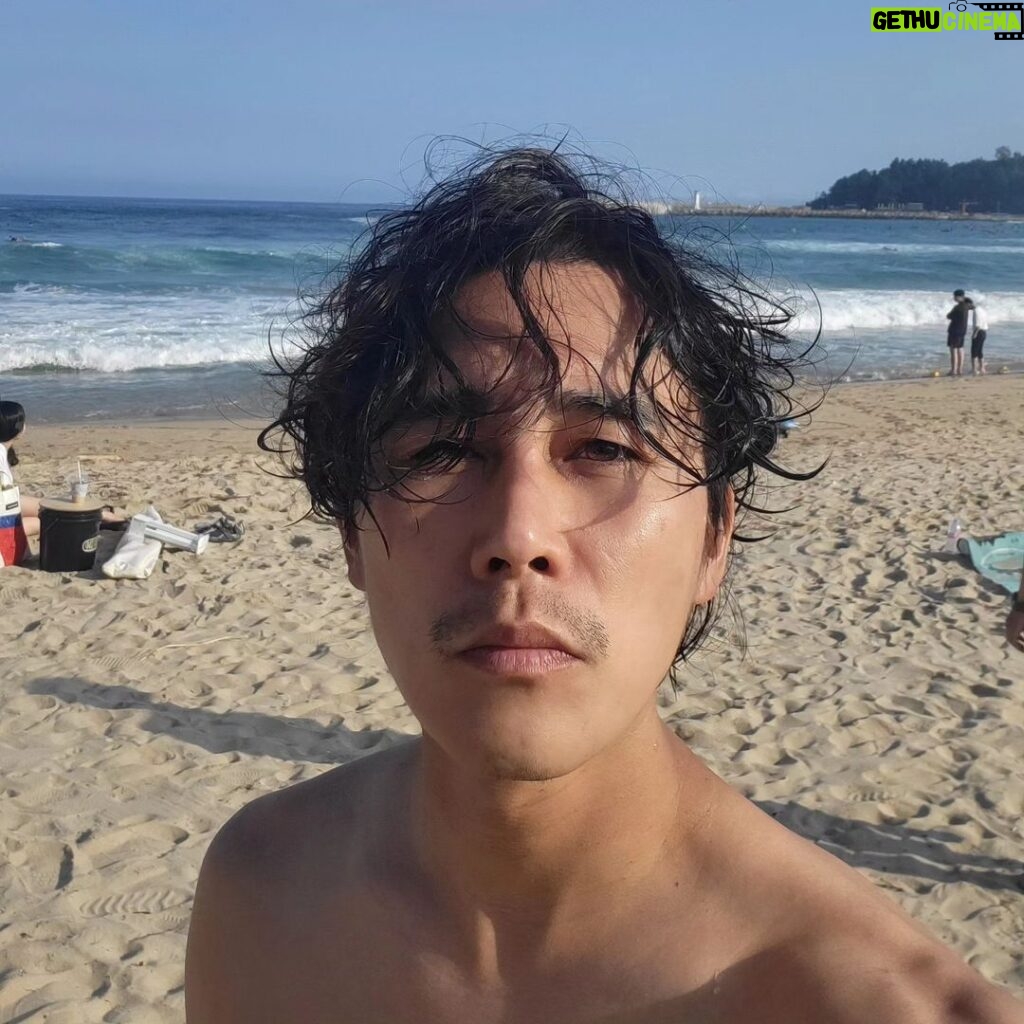 Jeong Tae-woo Instagram - 아내랑 영상통화 하는데.. 면도좀 안했더니 나보고 더럽대 🤪 #양양에선 #자연인 #바닷물로샤워해요