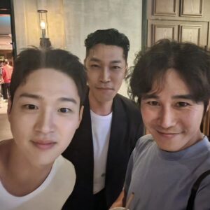 Jeong Tae-woo Instagram - #악마들 #시사회

귀화형이 중심을 잡아주고
승환이형이 미친 임팩트를 주고
대환이형의 밀고 당김의 여운과
장동윤의 새로운 변신
한국판 페이스오프 '악마들' 

간만에 우리 라이어팀과의 즐거운 
영화관람 시간이었음.👍

#장동윤 #오대환 #최귀화 #신승환