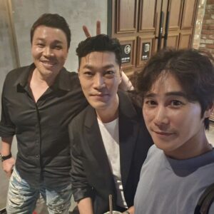 Jeong Tae-woo Instagram - #악마들 #시사회

귀화형이 중심을 잡아주고
승환이형이 미친 임팩트를 주고
대환이형의 밀고 당김의 여운과
장동윤의 새로운 변신
한국판 페이스오프 '악마들' 

간만에 우리 라이어팀과의 즐거운 
영화관람 시간이었음.👍

#장동윤 #오대환 #최귀화 #신승환