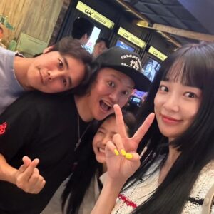 Jeong Tae-woo Instagram - #악마들 #시사회

귀화형이 중심을 잡아주고
승환이형이 미친 임팩트를 주고
대환이형의 밀고 당김의 여운과
장동윤의 새로운 변신
한국판 페이스오프 '악마들' 

간만에 우리 라이어팀과의 즐거운 
영화관람 시간이었음.👍

#장동윤 #오대환 #최귀화 #신승환