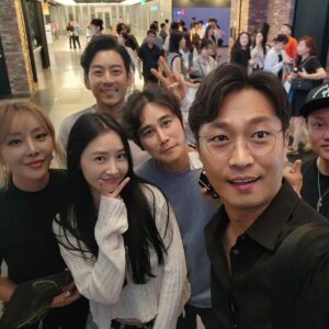 Jeong Tae-woo Instagram - #악마들 #시사회

귀화형이 중심을 잡아주고
승환이형이 미친 임팩트를 주고
대환이형의 밀고 당김의 여운과
장동윤의 새로운 변신
한국판 페이스오프 '악마들' 

간만에 우리 라이어팀과의 즐거운 
영화관람 시간이었음.👍

#장동윤 #오대환 #최귀화 #신승환