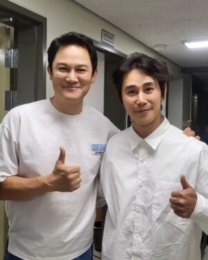 Jeong Tae-woo Instagram - 이 세상도 바꿀 수 있겠구나..

광산회사의 횡포에 맞서는 노동자들의 투쟁을 그린 작품 
#뮤지컬 #할란카운티

🎶어두운 터널 지나면 밝은 세상올까
우리 살아갈 세상 정의로운 세상🎶

마지막 커튼콜 노래에선 가슴이 정말 뭉클해지네요. 
우리 아이들에겐 정의로운 세상을 남겨주고 싶습니다~

@steelajw6796
좋은작품 보여주셔서 감사해요형🙈