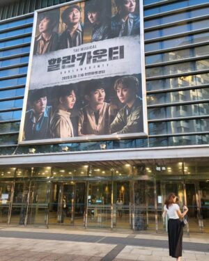 Jeong Tae-woo Instagram - 이 세상도 바꿀 수 있겠구나..

광산회사의 횡포에 맞서는 노동자들의 투쟁을 그린 작품 
#뮤지컬 #할란카운티

🎶어두운 터널 지나면 밝은 세상올까
우리 살아갈 세상 정의로운 세상🎶

마지막 커튼콜 노래에선 가슴이 정말 뭉클해지네요. 
우리 아이들에겐 정의로운 세상을 남겨주고 싶습니다~

@steelajw6796
좋은작품 보여주셔서 감사해요형🙈