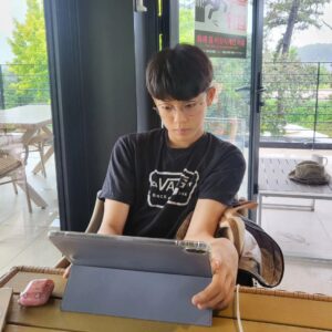 Jeong Tae-woo Instagram - 빗소리 좋다 ☔️
책도 재밌다📗
막내아들이 쏘는 커피도 맛있다☕️

#삼부자 #뒷모습