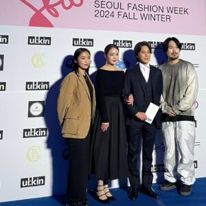 Jeong Tae-woo Instagram - 물망초의 꽃말은..'나를 잊지 말아요'

통일부의 초대로
잊혀져 가고있는 납북자와 억류자, 국군포로들과
그 가족들의 아픔을 함께하는 뜻깊은 자리에 함께했습니다.

억류된 목사님 부인의 편지를 읽고는 
울컥해서 눈물이 쏟아질까봐 
저희 부부는 끝까지 읽을 수가 없었습니다.
생사도 모른채 하염없이 기다리는 가족분들을 위로합니다.

북한에 억류된 대한민국 국민들의 빠른 송환을 위해
그리고 그들이 우리의 기억속에 잊혀지지 않게
마음을 모아주시고 기도 부탁드립니다.

Grace Mercy Peace

#통일부 #문승현차관님
#서울패션위크 #이성동디자이너