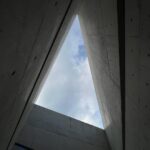 Jeong Young-han Instagram - 제목부터 지나칠 수 없던 뮤지엄산 안도 타다오 : 청춘 일찍이 도착한 터라 지난번에 놓친 제임스터렐관과 명상관을 함께 끊었다. 또 어떻게든 ‘꽉 채워 알짜로 즐기겠다’고 주제도 모르고 들어갔는데, 작가의 의도도·일상 속 번잡한 생각도 다 집어치우라는 도슨트의 말에 고장 난 것처럼 머릿속이 뚝딱거렸다. 아무 생각 안 하는 법을 잊어버린 채 살고 있었나. 잠에 들지 않은 채 가만히 누워있는 명상관의 40분마저 너무나 어색했다. 워라밸이랍시고 퇴근 후 짬 내서 여행을 다니거나, 책 쓰고, 브이로그를 찍는 일련의 취미 활동도 어느 순간부터인지 그 쾌감의 출처는 과정이 아닌 사람들의 반응이었다. 갓생 이미지에 단단히 취하고는 그 기준을 피로감과 혼동하고 있었던 것. 그러면서도 또 좋았던 경험이랍시고 SNS에 올리고 있는 거 보면 아직 온전한 쉼을 향해 갈 길은 먼 듯하지만, 나오시마 여행을 올해 안에 가기로 결심하며, 전시가 이번 달로 끝이나니 꼭 가보세요. Museum San