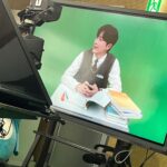 Jeong Young-han Instagram - 2년차 막내 아나운서의 2023-2분기 톺아보기 1. 피지컬100 이어 피의게임2 더빙했습니다. 제법 변조되었음에도 알아 보신 분들의 귀썰미에 감동.. 2. 문명특급 무작정 쳐들어간 나비효과, 매주 수요일 두시의 데이트 고정 게스트 되어버림 3. 홈즈는의뢰인으로 나가고 싶었는데 (여전히) 200회 특집으로 깨알 첫출연 4. 회사일 못지 않게 삶의 활력을 주는 ‘류딘스’ 계급장 내려놓고 시원하게 MZ토크 합니다. 졸지에 의형제를 맺어버린 셋. 5. 강제 미라클모닝 2년차 갓생갓생 외치고 다니다보니 회사에서 강연도 시켜줍니다. 국내 최고 전문가는 의문이지만 기분은 좋았음. 6. 출발비디오 여행 진행자 명분 덕으로 지무비님과 백상예술대상 이벤트 진행했습니다. 피디•작가님, 저도 병맛 두 스푼만 더 넣어주시면 안될까요? 7. 멍때리기 대회 나갔습니다. 한 시간 동안 가만히 앉아서 아무것도 안 해본 건 육군훈련소 이후 처음. 덕분에 데스크에도 얼굴 비침. 8. 중앙대학교 입학처 영상 찍는데 제법 풋풋해보여서 끼워넣음 9. 뉴스안하니 대망의 실버버튼 1년만에 구독자가 3배나 늘었습니다. 경력이라곤 여미PD가 전부였던 저는 최종 면접 때, 아나듀서(아나운서+프로듀서)의 시대가 올 거라고 객기부렸는데 자체 제작에도 열과 성을 다하는 M아나운서국 자랑스럽습니다. 10. 뒤숭숭한 마음에 역마살이 도져서 밤도깨비 여행 중독자가 됐었는데, 3분기에는 밀린 잠 좀 채우면서 평안히 보내보려 합니다. MBC