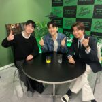 Jeong Young-han Instagram - 자랑하면 멋없고, 숨기면 아무도 모른다. 욕구와 민망함 사이에서 벌어지는 드러냄과 감춤의 싸움. 벌써 2023 1분기의 끝. 수습 해제, 첫 방송 1주년의 소회 기자로 일하는 진욱 형과 직업에 대해 이야기를 하던 도중, 가만히 일만 해도 세상에 우리가 일한 흔적들이 남는다는 게 참 좋다는 얘기를 나눈 적 있다. 아차 하면 박제된다는 그 점이 누군가에겐 부담이 될 수도 있지만, 언제든 꺼내볼 수 있다는 건 특장점이라 생각한다. 동시에 그러한 까닭으로 스스로 방송 나온 걸 굳이 SNS를 통해 티 내는 게 조금은 귀찮아지는 듯하다. 티비에 나오는 것도 점점 당연한 일처럼 여겨져서인지 괜히 드러내기 민망한 것도 사실이다. 오늘은 최고참 강재형 선배님께서 마지막 출근을 하셨다. 기념으로 동료들이 둘러앉아 그동안 선배님께서 맡아오신 프로그램들을 갈무리한 영상을 시청했다. 내가 태어나기도 전부터 쌓여온 기록들이었다. 스스로에겐 다소 민망한 구석이 있으셨을 지는 모르겠으나. 후임자의 입장에서 마냥 멋져 보이기만 했다. 그 영상이 아니면 기억조차 못 했을 일들. 가만히 있으면 중간은 간다는 말이 이제는 제법 미덕으로 느껴지지만, 근질거리는 관심 욕구와의 타협 끝에 분기별로라도 족적을 남기기로 했다. 중간만 유지하는 것도 대단한 일이지만 성에 찰 리 만무하다. 차라리 잔뜩 쪽팔리고 나중에 썰이라도 푸는 편이 닛지 않을까 싶다.🤣 MBC