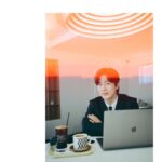 Jeong Young-han Instagram - 자랑하면 멋없고, 숨기면 아무도 모른다. 욕구와 민망함 사이에서 벌어지는 드러냄과 감춤의 싸움. 벌써 2023 1분기의 끝. 수습 해제, 첫 방송 1주년의 소회 기자로 일하는 진욱 형과 직업에 대해 이야기를 하던 도중, 가만히 일만 해도 세상에 우리가 일한 흔적들이 남는다는 게 참 좋다는 얘기를 나눈 적 있다. 아차 하면 박제된다는 그 점이 누군가에겐 부담이 될 수도 있지만, 언제든 꺼내볼 수 있다는 건 특장점이라 생각한다. 동시에 그러한 까닭으로 스스로 방송 나온 걸 굳이 SNS를 통해 티 내는 게 조금은 귀찮아지는 듯하다. 티비에 나오는 것도 점점 당연한 일처럼 여겨져서인지 괜히 드러내기 민망한 것도 사실이다. 오늘은 최고참 강재형 선배님께서 마지막 출근을 하셨다. 기념으로 동료들이 둘러앉아 그동안 선배님께서 맡아오신 프로그램들을 갈무리한 영상을 시청했다. 내가 태어나기도 전부터 쌓여온 기록들이었다. 스스로에겐 다소 민망한 구석이 있으셨을 지는 모르겠으나. 후임자의 입장에서 마냥 멋져 보이기만 했다. 그 영상이 아니면 기억조차 못 했을 일들. 가만히 있으면 중간은 간다는 말이 이제는 제법 미덕으로 느껴지지만, 근질거리는 관심 욕구와의 타협 끝에 분기별로라도 족적을 남기기로 했다. 중간만 유지하는 것도 대단한 일이지만 성에 찰 리 만무하다. 차라리 잔뜩 쪽팔리고 나중에 썰이라도 푸는 편이 닛지 않을까 싶다.🤣 MBC