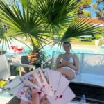 Jeremy Clarkson Instagram - Tremendous hand. Dead man in pool.