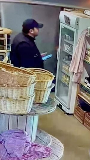 Jeremy Clarkson Instagram - This man came “shopping” at the farm shop. I would like to meet the cu
