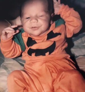 Jeremy Hudson Instagram - this lil’ pumpkin still doesn’t know what to do with his hands 🤓🎃🎂
📸 : @_blankcreation