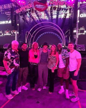 Jeremy Hudson Instagram - These last few Summer Carnival stops have been some of my favs… magical… and so much LOVE !!

Not to mention my mama finally was able to see the show, last slide really sums it up 🥲🩵
#summercarnivaltour