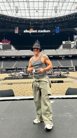 Jeremy Hudson Instagram - I guess you can teach an old dog new tricks 🤪 Thanks @hingaflips ( and @tracyshibata for the epic filming ) … when in Vegas 🤷🏻‍♂️🎪
#summercarnivaltour