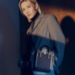 Jeremy Lee Instagram - 一個好睇嘅mini bag 真係可以好百搭 無論係 日常 定係 去旅行 我都好鍾意搭配 尤其係去旅行嘅時候 真係好方便 唔知你地鍾唔鍾意呢？ @toryburch @pipa.creative #ToryBurchHK #TMonogram #ToryBurchFW23
