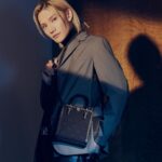 Jeremy Lee Instagram - 一個好睇嘅mini bag 真係可以好百搭 無論係 日常 定係 去旅行 我都好鍾意搭配 尤其係去旅行嘅時候 真係好方便 唔知你地鍾唔鍾意呢？ @toryburch @pipa.creative #ToryBurchHK #TMonogram #ToryBurchFW23