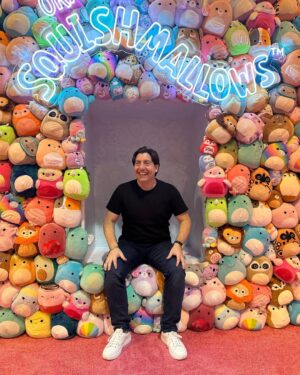 Jeremy Padawer Instagram - Can’t help but to be joyful around our Squishmallows! ❤️❤️

#squishmallows @squishmallows @jazwares