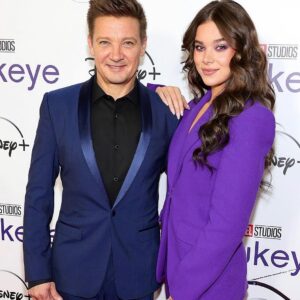 Jeremy Renner Instagram - NYC fan screening with @haileesteinfeld ❤️🏹❤️. First two episodes available tomorrow on @disneyplus @marvel