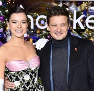 Jeremy Renner Instagram - Counting down @hawkeyeofficial @disneyplus @marvel @haileesteinfeld  Were wishing you all a wonderful weekend !! See you soon !!!
