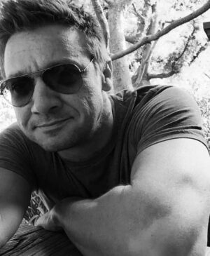 Jeremy Renner Instagram - Have a wonderful weekend !! Circle up with those you love ❤️.